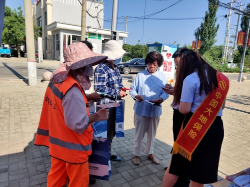 山西78保險宣傳日保險知識進(jìn)農村 (5)