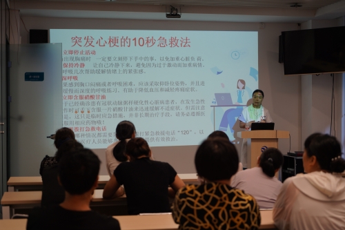 河南分公司邀請健康專(zhuān)家舉辦“心腦血管疾病防治與健康管理”講座，醫生深入淺出地講解了夏季血壓、血糖、血脂波動(dòng)的風(fēng)險因素及科學(xué)管理策略，指導老年人日常飲食調節、適度運動(dòng)安排和規律作息的重要性，為居民筑起健康防線(xiàn)。